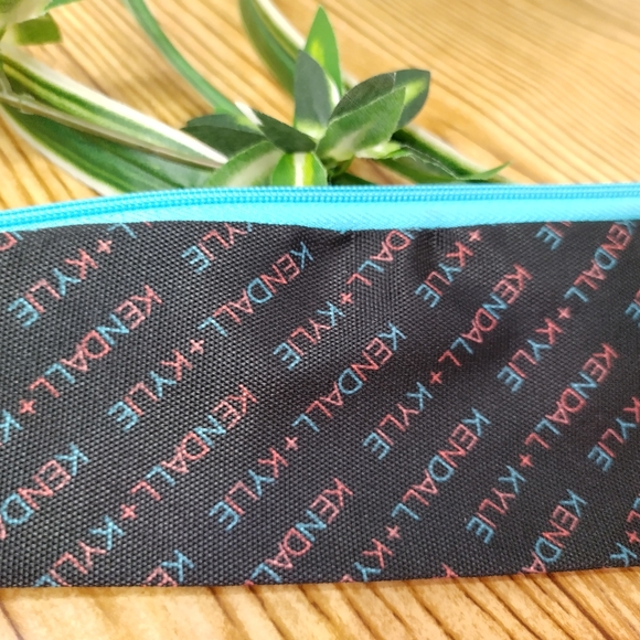 Kendall And Kylie Makeup Brush Case Bonus Cheetah Hot And Cold Eye Pads - Picture 4 of 15